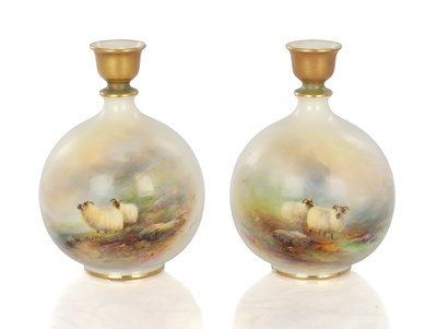 Lot 45 - A FINE PAIR OF EARLY 20TH CENTURY ROYAL WORCESTER PORCELAIN CABINET VASES BY HARRY DAVIS