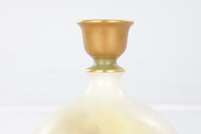 Lot 45 - A FINE PAIR OF EARLY 20TH CENTURY ROYAL WORCESTER PORCELAIN CABINET VASES BY HARRY DAVIS