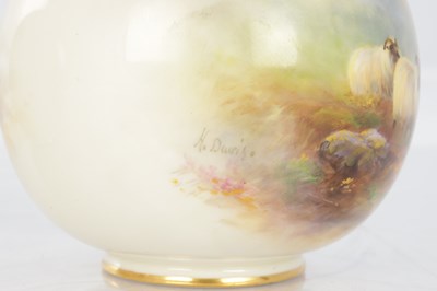 Lot 45 - A FINE PAIR OF EARLY 20TH CENTURY ROYAL WORCESTER PORCELAIN CABINET VASES BY HARRY DAVIS