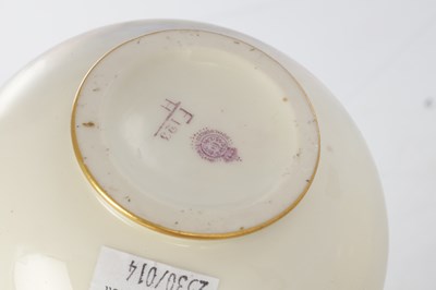 Lot 45 - A FINE PAIR OF EARLY 20TH CENTURY ROYAL WORCESTER PORCELAIN CABINET VASES BY HARRY DAVIS