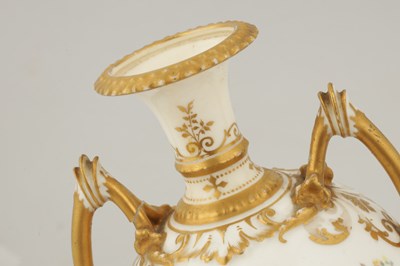Lot 55 - A FINE EARLY 20TH CENTURY ROYAL CROWN DERBY PORCELAIN CABINET VASE BY ALBERT GREGORY