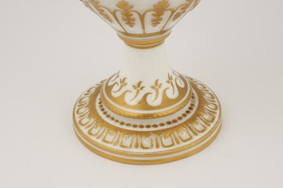 Lot 55 - A FINE EARLY 20TH CENTURY ROYAL CROWN DERBY PORCELAIN CABINET VASE BY ALBERT GREGORY