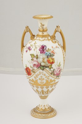 Lot 55 - A FINE EARLY 20TH CENTURY ROYAL CROWN DERBY PORCELAIN CABINET VASE BY ALBERT GREGORY