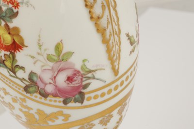Lot 55 - A FINE EARLY 20TH CENTURY ROYAL CROWN DERBY PORCELAIN CABINET VASE BY ALBERT GREGORY