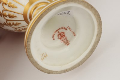 Lot 55 - A FINE EARLY 20TH CENTURY ROYAL CROWN DERBY PORCELAIN CABINET VASE BY ALBERT GREGORY
