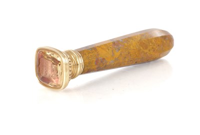 Lot 145 - A FINE FRENCH DESK SEAL WITH A HARD STONE HANDLE AND GOLD TOP
