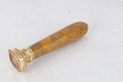 Lot 145 - A FINE FRENCH DESK SEAL WITH A HARD STONE HANDLE AND GOLD TOP