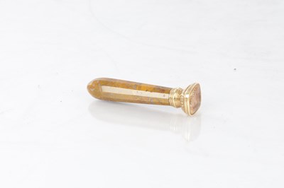Lot 145 - A FINE FRENCH DESK SEAL WITH A HARD STONE HANDLE AND GOLD TOP