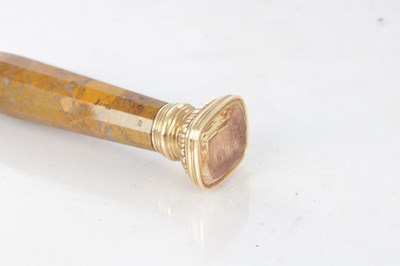 Lot 145 - A FINE FRENCH DESK SEAL WITH A HARD STONE HANDLE AND GOLD TOP