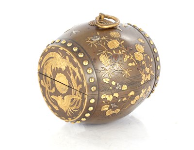 Lot 322 - A JAPANESE MEIJI PERIOD BRONZE AND MIXED METAL LIDDED BOX FORMED AS A BARREL