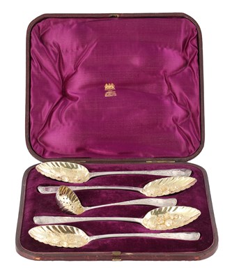 Lot 419 - A FINE CASED SET OF ENGLISH SILVER GILT BERRY SPOONS BY WILLIAM BATEMAN