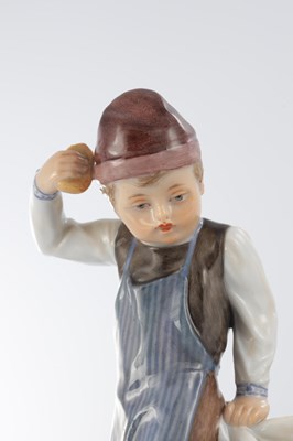 Lot 64 - A 19TH CENTURY MEISSEN PORCELAIN FIGURE GROUP