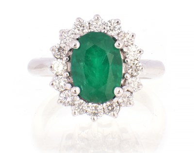 Lot 129 - A LADIES 18CT WHITE GOLD DIAMOND AND EMERALD RING