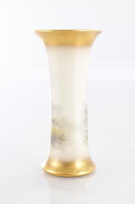 Lot 85 - AN EARLY 20TH CENTURY JAMES STINTON ROYAL WORCESTER CABINET SPILL VASE OF SMALL SIZE