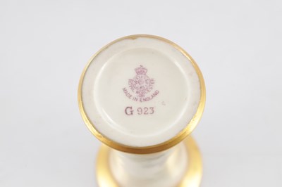 Lot 85 - AN EARLY 20TH CENTURY JAMES STINTON ROYAL WORCESTER CABINET SPILL VASE OF SMALL SIZE