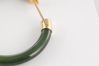 Lot 178 - AN ORIENTAL SAGE GREEN JADE AND GOLD METAL MOUNTED BANGEL