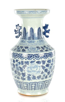Lot 678 - A 19TH CENTURY CHINESE BLUE AND WHITE PORCELAIN VASE