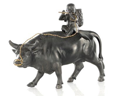 Lot 1722 - A JAPANESE MEIJI PERIOD BRONZED METAL SCULPTURE OF AN OX