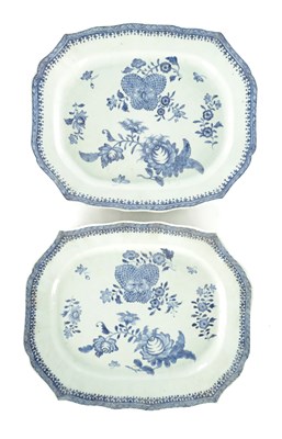 Lot 425 - A PAIR OF 18TH CENTURY CHINESE BLUE AND WHITE MEAT PLATES