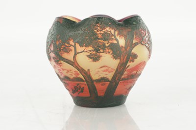 Lot 17 - AN EARLY 20TH CENTURY DEVEZ CAMEO GLASS VASE