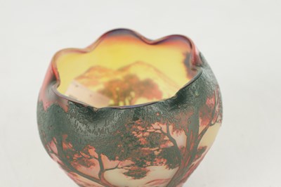 Lot 17 - AN EARLY 20TH CENTURY DEVEZ CAMEO GLASS VASE