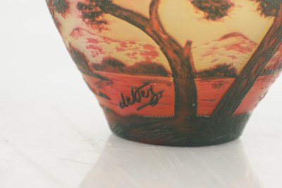 Lot 17 - AN EARLY 20TH CENTURY DEVEZ CAMEO GLASS VASE