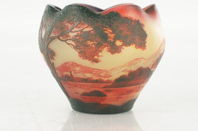 Lot 17 - AN EARLY 20TH CENTURY DEVEZ CAMEO GLASS VASE