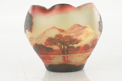 Lot 17 - AN EARLY 20TH CENTURY DEVEZ CAMEO GLASS VASE