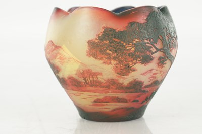 Lot 17 - AN EARLY 20TH CENTURY DEVEZ CAMEO GLASS VASE