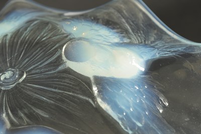 Lot 6 - A 20TH CENTURY FRENCH OPALESCENT GLASS DISH