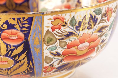 Lot 63 - AN EARLY 19TH CENTURY DERBY PORCELAIN IMARI-STYLE CIRCULAR BOWL