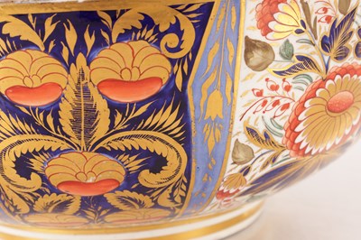 Lot 63 - AN EARLY 19TH CENTURY DERBY PORCELAIN IMARI-STYLE CIRCULAR BOWL
