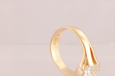 Lot 180 - A VICTORIAN 18CT GOLD 4.38CT SINGLE STONE DIAMOND RING