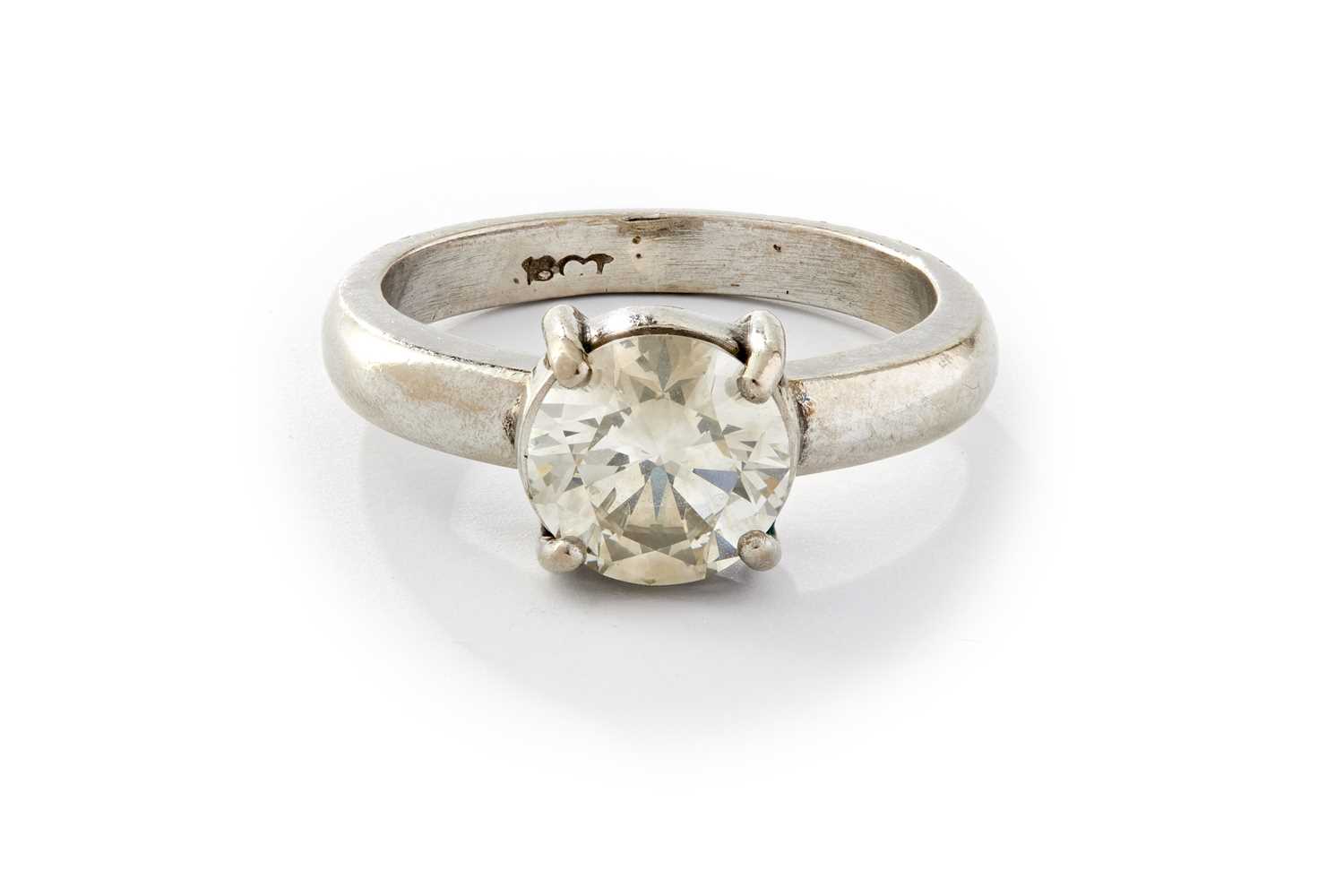 Lot 236 - A LADIES 18CT WHITE GOLD DIAMOND SOLITAIRE RING