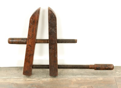Lot 969 - AN 18TH CENTURY TREEN WARE FRUITWOOD CLAMP