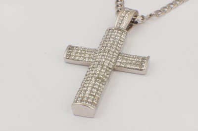Lot 166 - AN 18CT WHITE GOLD AND DIAMOND SET CROSS PENDANT ON 9CT WHITE GOLD CHAIN
