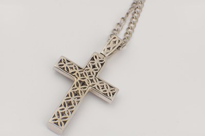 Lot 166 - AN 18CT WHITE GOLD AND DIAMOND SET CROSS PENDANT ON 9CT WHITE GOLD CHAIN