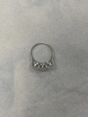 Lot 272 - AN EARLY 20TH CENTURY WHITE GOLD? THREE-STONE DIAMOND RING