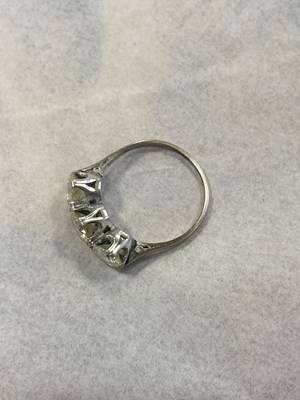 Lot 272 - AN EARLY 20TH CENTURY WHITE GOLD? THREE-STONE DIAMOND RING