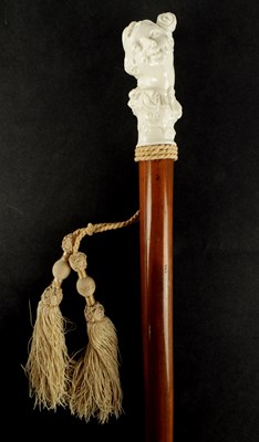 Lot 814 - AN 18TH CENTURY VIENNA PORCELAIN CANE HANDLE