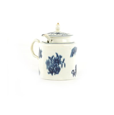 Lot 46 - AN 18TH CENTURY WORCESTER PORCELAIN LIDDED MUSTARD POT AND LADLE