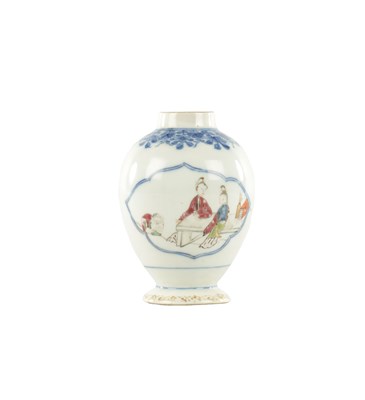Lot 134 - A CHINESE 18TH/19TH CENTURY FAMILLE ROSE PORCELAIN JAR
