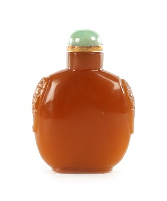 Lot 153 - A CHINESE CARVED AGATE SNUFF BOTTLE