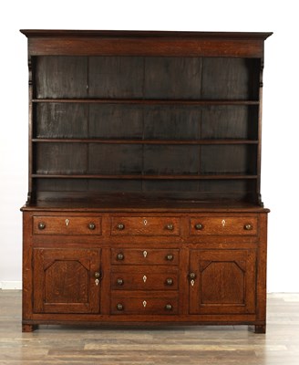 Lot 1474 - A LATE GEORGIAN OAK CUPBOARD DRESSER AND RACK