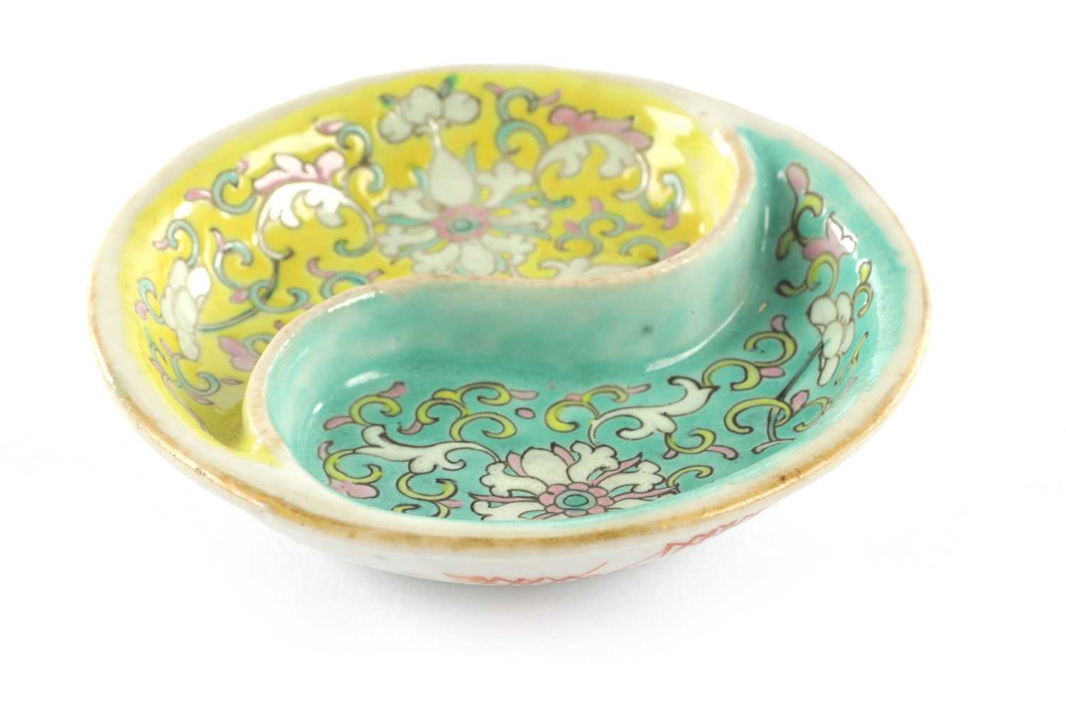 Lot 96 - A SMALL FAMILLE ROSE CHINESE PORCELAIN SAUCE DISH
