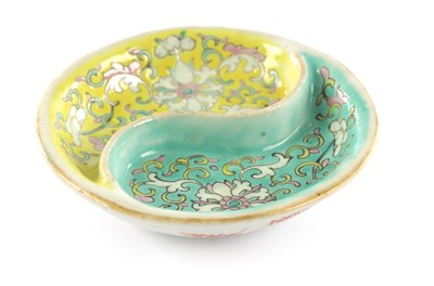Lot 96 - A SMALL FAMILLE ROSE CHINESE PORCELAIN SAUCE DISH