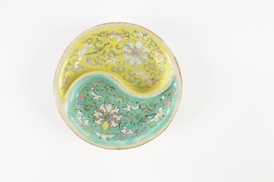 Lot 96 - A SMALL FAMILLE ROSE CHINESE PORCELAIN SAUCE DISH