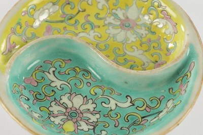 Lot 96 - A SMALL FAMILLE ROSE CHINESE PORCELAIN SAUCE DISH