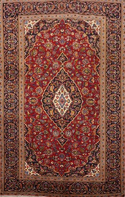 Lot 567 - A HAND KNOTTED PERSIAN KASHAN CARPET