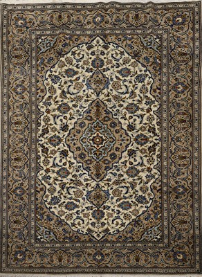 Lot 1139 - A HAND KNOTTED KASHAN CARPET